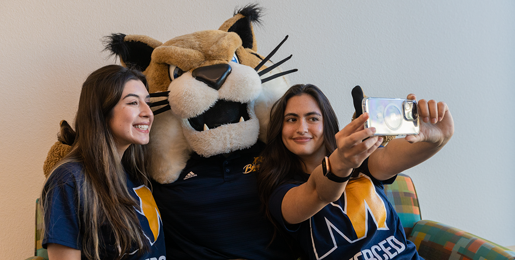 UC Merced students and Rufus the mascot taking a selfie.